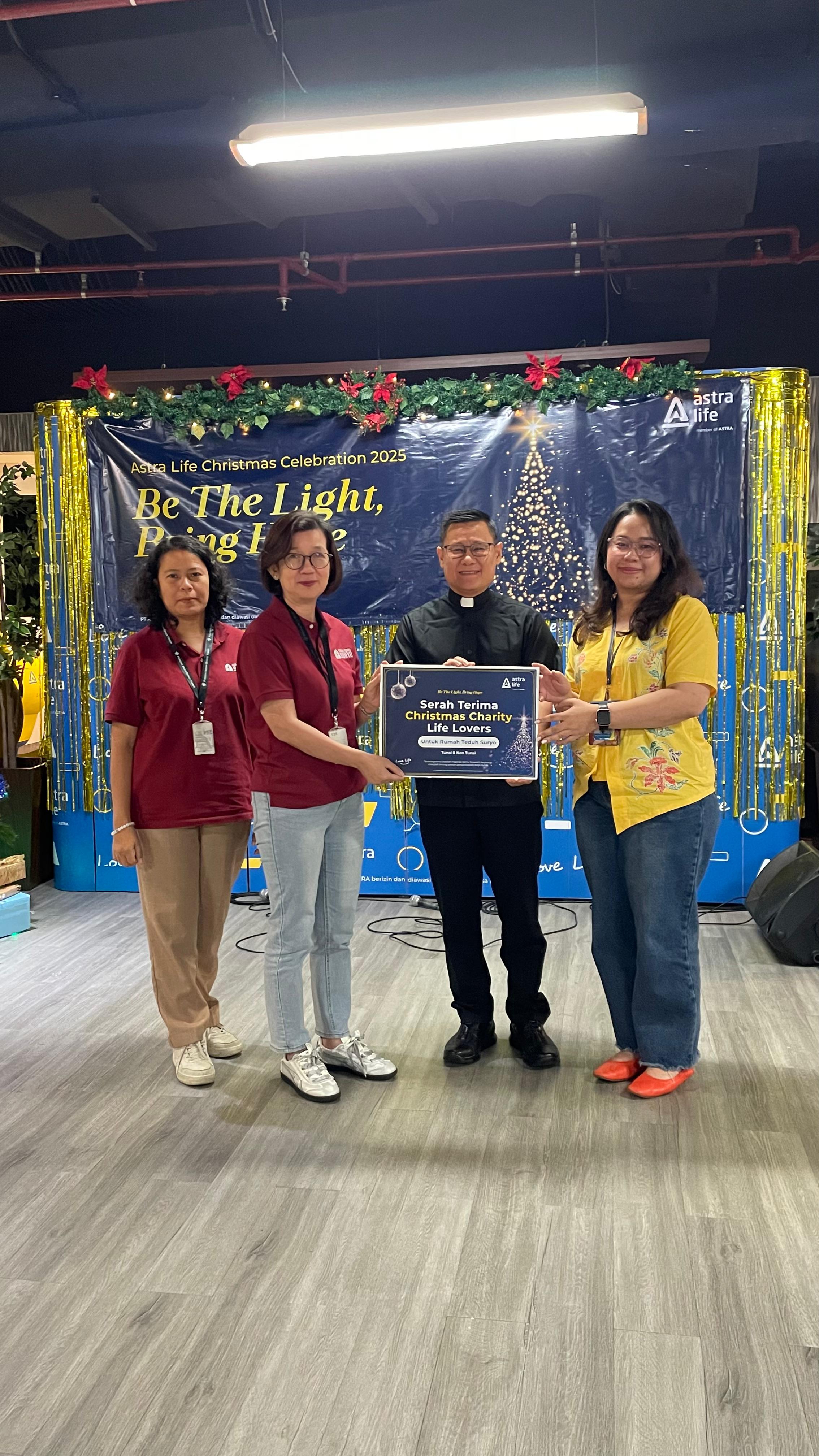 Menghadiri Perayaan Natal di Astra Life